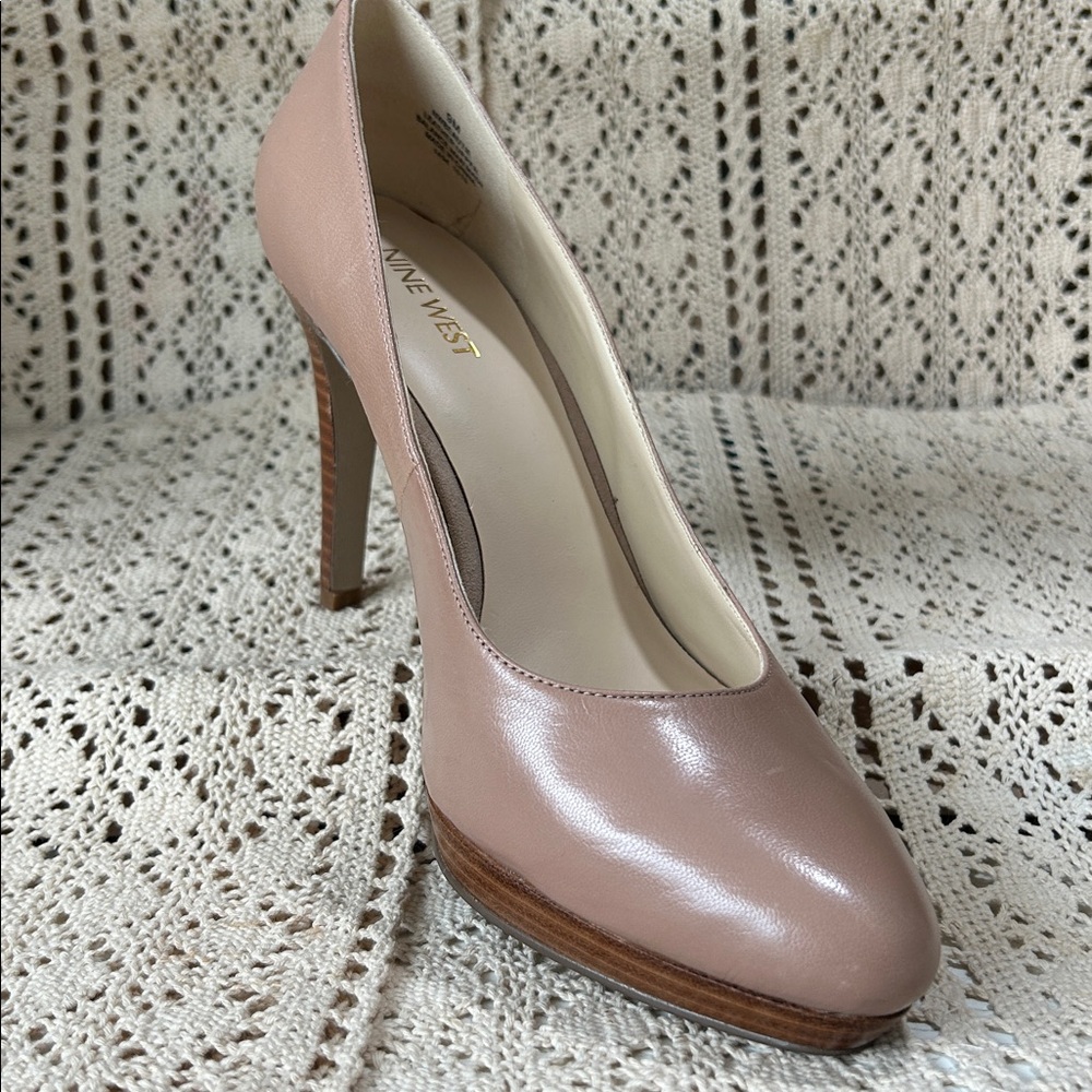 Nine West Platform Pump Leather Upper Stacked Heel Taupe Color Beautie EUC 9